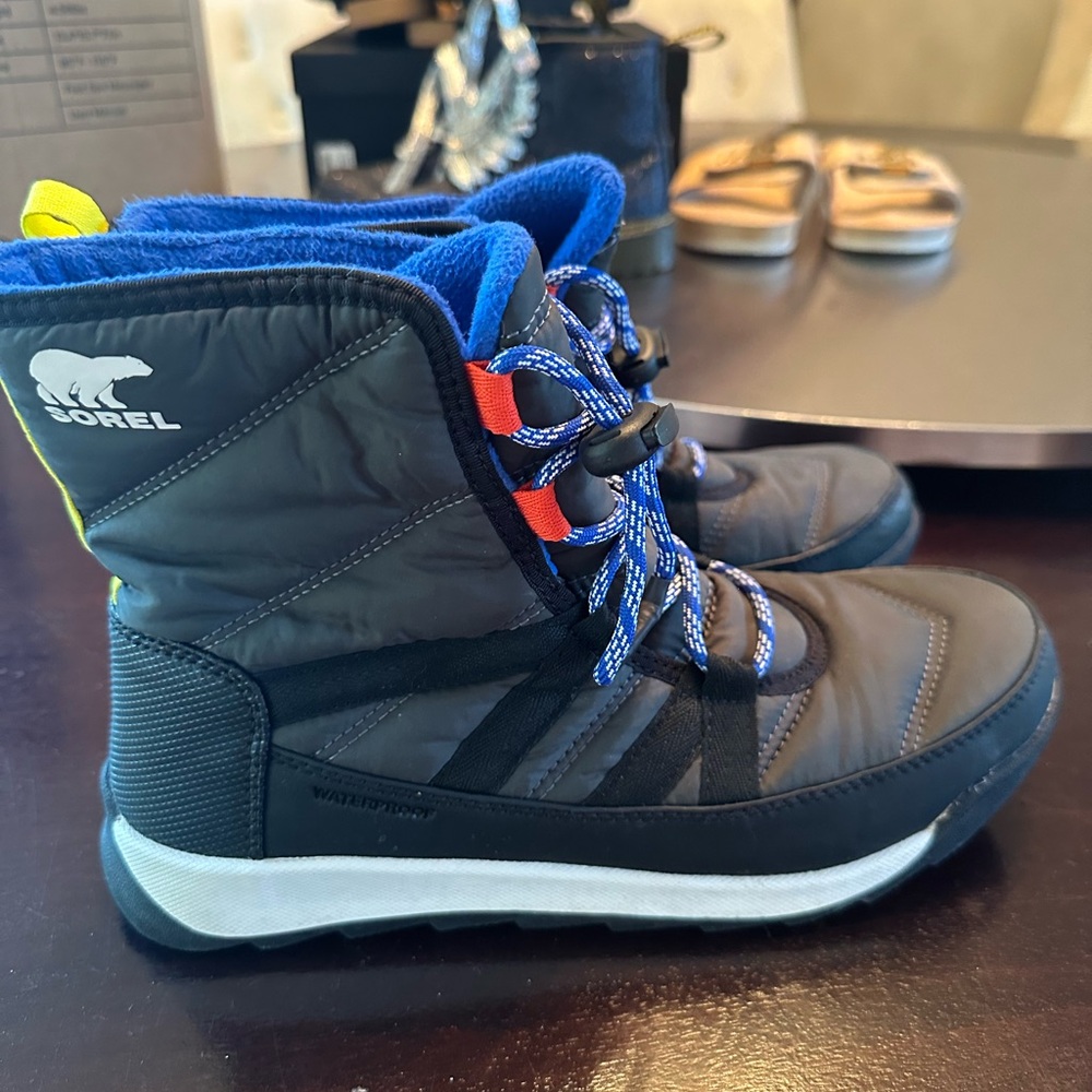 Sorel Whitney short insulated waterproof boots kids/men’s size 7 NWOT